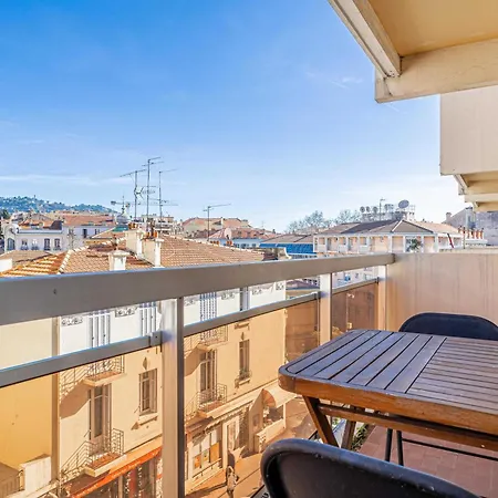 Exceptional Spacious One Bedroom Flat In דירה
