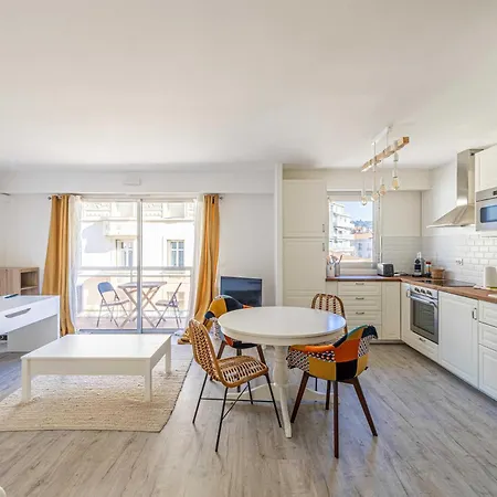 Exceptional Spacious One Bedroom Flat In 아파트