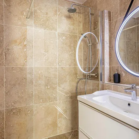 Exceptional Spacious One Bedroom Flat In קאן